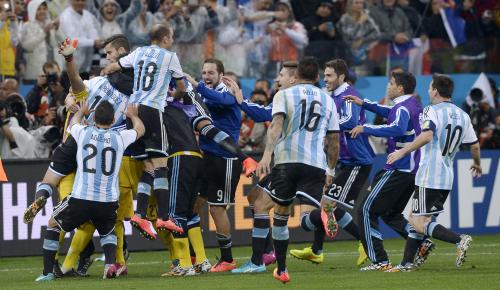 ＜オランダ・アルゼンチン＞ＰＫ戦の末に決勝進出を決め、喜ぶアルゼンチンの選手たち（ＡＰ）