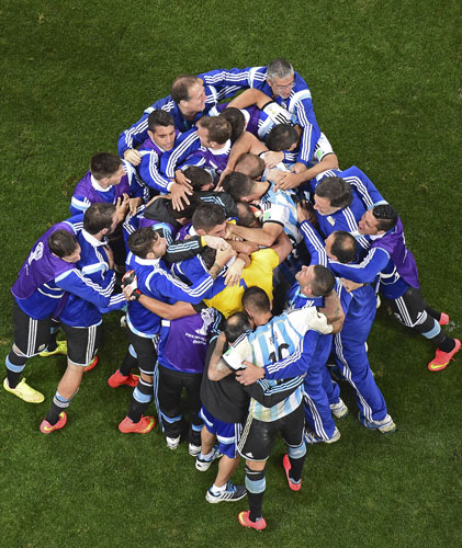 ＰＫ戦の末、オランダを破り決勝進出を決めたアルゼンチンイレブンは輪になって喜ぶ（ＡＰ）
