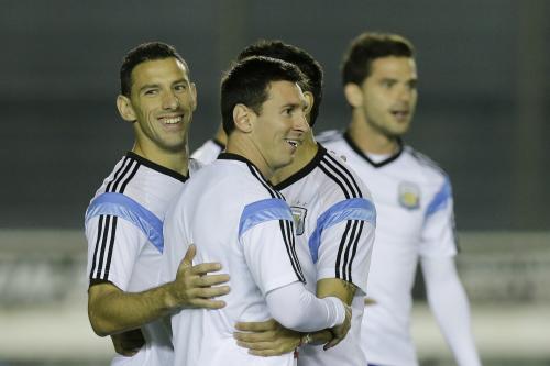 練習で笑顔を見せるアルゼンチンのメッシ（手前）らアルゼンチンの選手たち（ＡＰ）