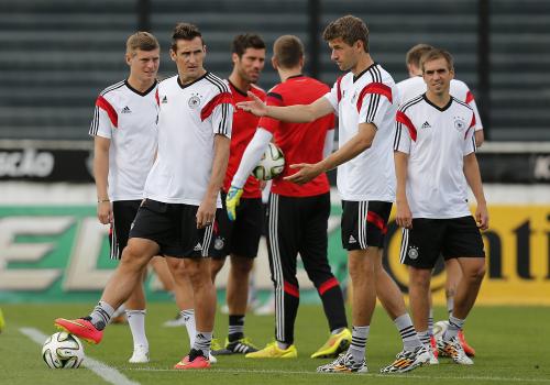 明るい表情で練習するドイツの選手たち（ＡＰ）