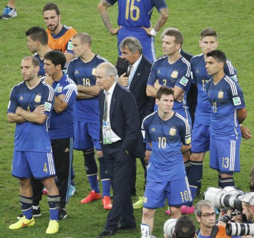 ドイツに敗れ、ぼう然とするメッシ（右手前）らアルゼンチンイレブン