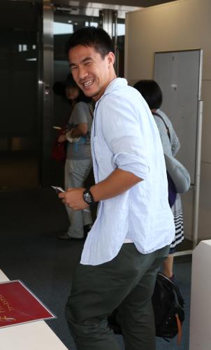 笑顔でドイツへと出発したマインツの日本代表ＦＷ岡崎