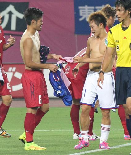 ＜Ｃ大阪・横浜＞Ｗ杯に出場した山口（左）と斎藤は、試合後にユニホーム交換する