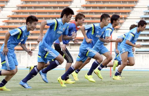 サッカー男子のＵ―21日本代表候補の合宿でダッシュする選手たち