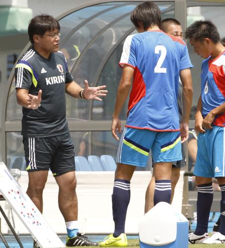 福岡との練習試合で選手に指示する、Ｕ―２１日本代表の手倉森監督（左端）