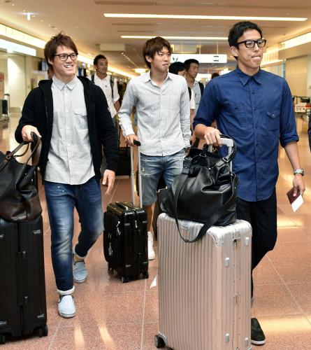 サッカー日本代表のアギーレ新監督が初めて指揮する国際親善試合のメンバーに選ばれ帰国した（左から）酒井高、大迫、長谷部