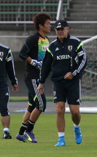 ＜サッカー日本代表練習＞アギーレ監督と西川（左）