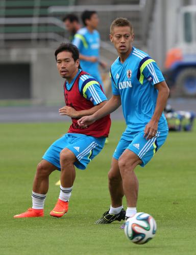 ＜サッカー日本代表練習＞練習に汗を流す長友（左）と本田