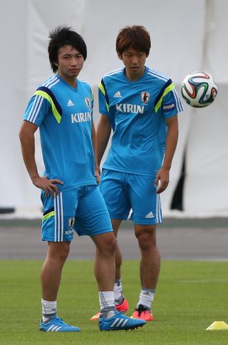 ＜サッカー日本代表練習＞練習に汗を流す柴崎（左）と大迫（右）