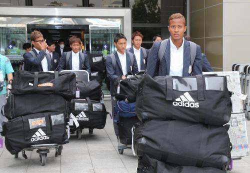 予定より大幅に遅れて韓国に到着した鈴木（右手前）ら男子サッカー代表