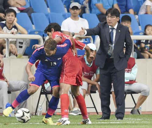 ＜日本・クウェート＞前半、試合を見守る手倉森監督（右）