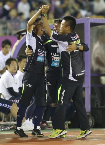 ＜京都・湘南＞Ｊ１昇格を決め、コーチ陣と抱き合って喜ぶチョウ・キジェ監督（右）
