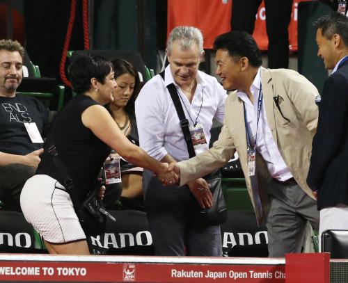 楽天・三木谷社長（右）はサッカー日本代表のアギーレ監督（中）のシルビア夫人（左）と握手