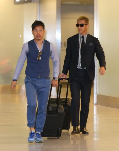 日本代表合流のため成田空港に到着した長友（左）と本田