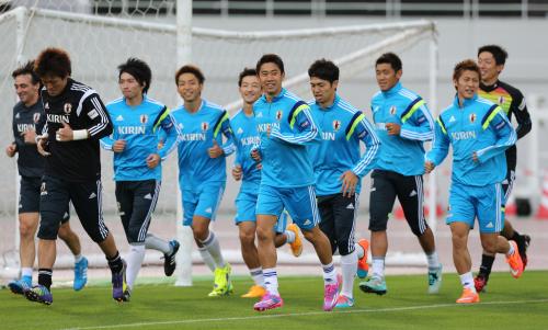 笑顔でジョギングする香川（中央手前）ら日本代表イレブン
