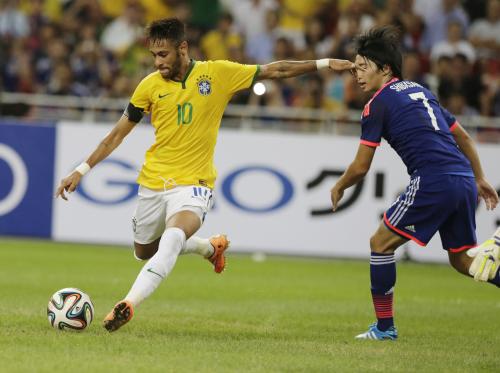 日本 ブラジル ｍｆ柴崎 右 をドリブルでかわしシュートを放つネイマール ａｐ スポニチ Sponichi Annex サッカー
