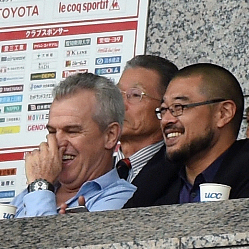 視察した日本代表のアギーレ監督（左）も笑顔を見せる