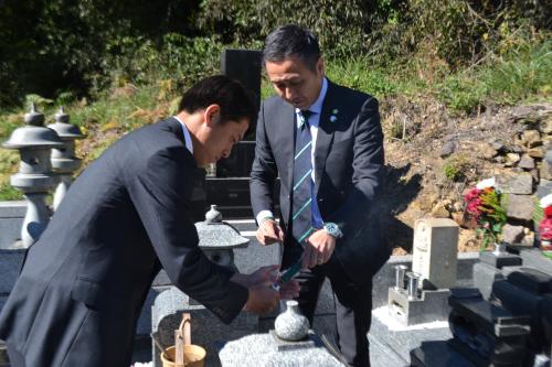 松田直樹さんの墓参りのため群馬を訪れた松本・田中（左）。右は大月社長（松本山雅ＦＣ提供）