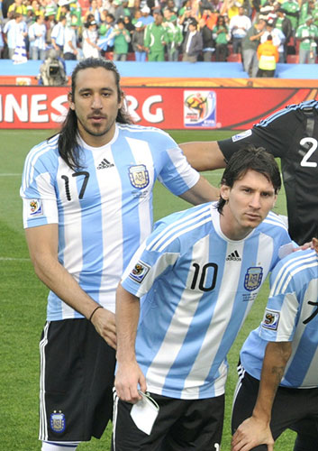 アルゼンチン代表として２０１０年Ｗ杯に出場したグティエレス（後）、手前はメッシ（ＡＰ）