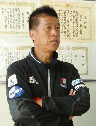 今季限りでの退任が決まり、報道陣の取材に応じるＪ１横浜Ｍの樋口靖洋監督