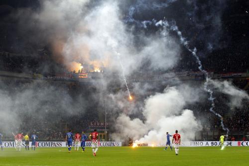＜イタリア１―１クロアチア＞たくさんの発煙筒が投げ込まれて、試合は一時中断した（ＡＰ）