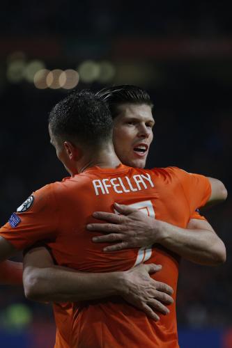 ＜オランダ６―０ラトビア＞２ゴールを挙げたオランダ代表ＦＷフンテラール（左）（ＡＰ）