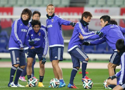 本田は遠藤（左）、松原（左から２人目）らと笑顔で練習する