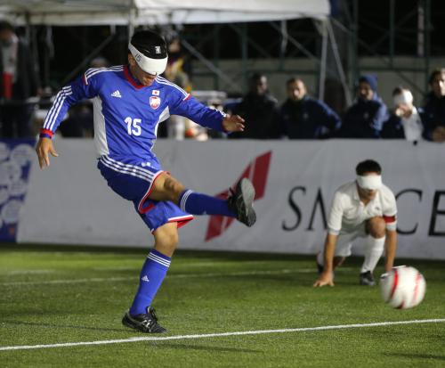 ＜ブラインドサッカー世界選手権＞フランス戦の後半１８分、佐々木ロベルト泉がＰＫを決めて日本が先制