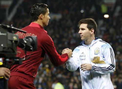 ＜ポルトガル・アルゼンチン＞試合前に握手をするＣ・ロナウド（左）とメッシ（ＡＰ）