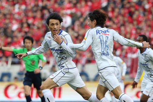 ＜浦和・Ｇ大阪＞後半４３分、ゴールを決め、歓喜のＧ大阪・佐藤（左）
