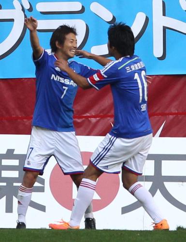 ＜神戸・横浜＞後半、決勝ゴールを決め、伊藤（右）と喜ぶ横浜・兵藤