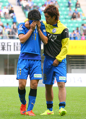 ＜大分・湘南＞大分・為田（左）は試合後に号泣し、風間に慰められる