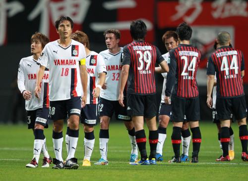 ＜札幌・磐田＞試合後、札幌の選手たちと握手し、スタンドに向かう磐田の選手たち