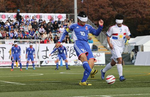 ＜ブラインドサッカー世界選手権　日本・パラグアイ＞シュートを放つ落合（左）