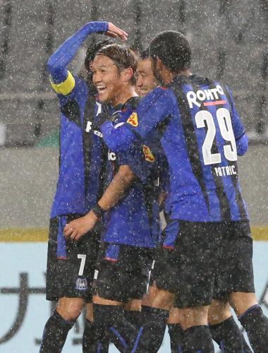 ＜Ｇ大阪・清水＞前半、Ｇ大阪・宇佐美（中央）はゴールを決め笑顔を見せる