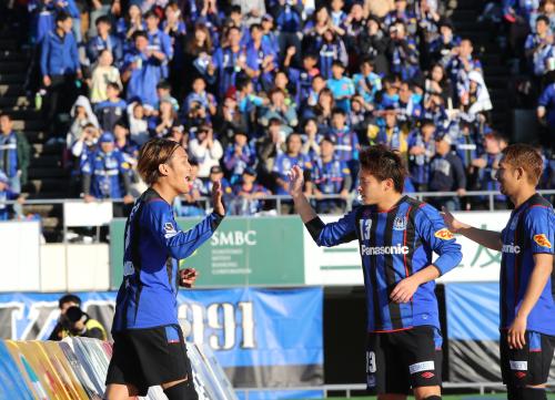 ＜Ｇ大阪・神戸＞後半４分、宇佐美（左）はこの日２点目となるゴールを決め、ハイタッチで喜ぶ