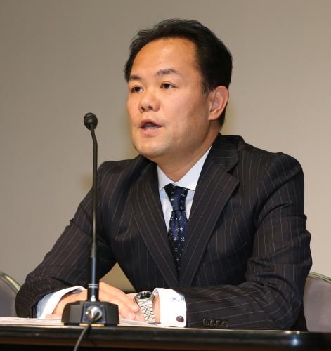 アギーレ監督の「八百長疑惑」について会見を行う日本サッカー協会理事の三好弁護士