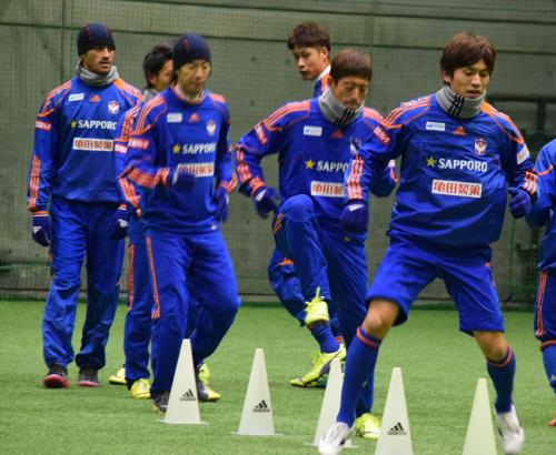 最終戦が延期となり、エコスタジアム新潟の室内練習場でトレーニングをする選手たち