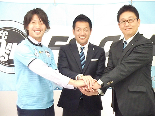ＪＦＬ昇格が正式決定し握手するＦＣ大阪・吉澤会長（中央）、疋田社長（右）と岩本主将
