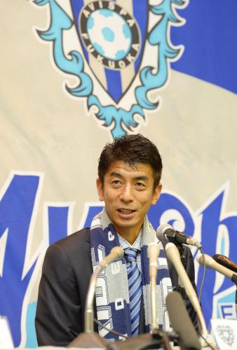 Ｊ２福岡の来季監督に決まり、就任の記者会見をする井原正巳氏