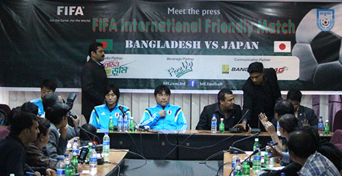 多くのバングラデシュ記者陣に囲まれて会見するＵ－２１日本代表の手倉森監督。左はＤＦ松原