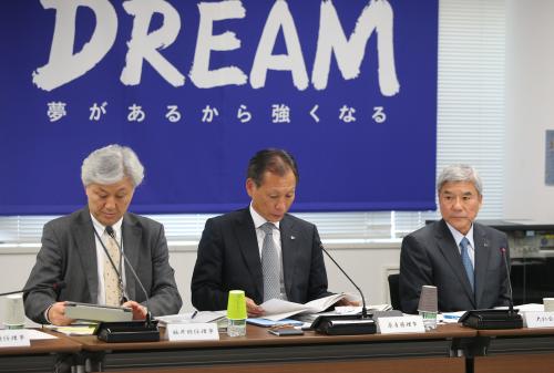 理事会を前に渋い表情の（左から）福井特任理事、原専務理事、大仁会長