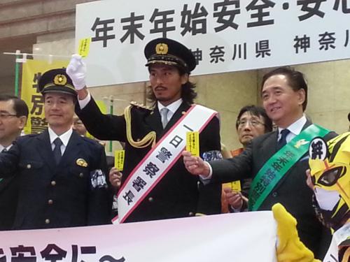 一日署長を務めた中沢。黒岩神奈川県知事（右）らとともにイエローカードをかざす