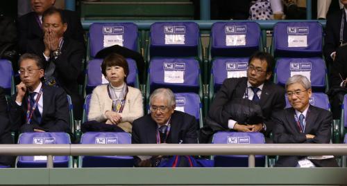 フットサルの親善試合を視察した日本サッカー協会幹部はお疲れ気味？大あくびする原専務理事（左上）（右下はＪＦＡ・大仁会長、中央下は小倉前ＪＦＡ会長）