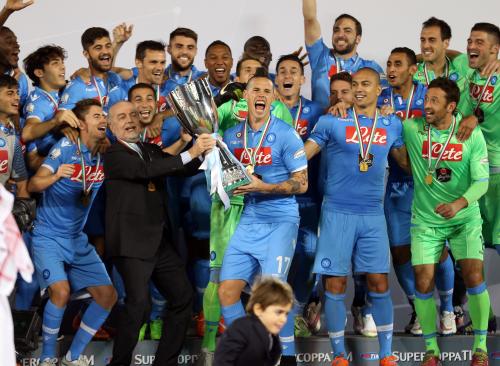 イタリアスーパー杯を制し、喜ぶナポリイレブン（ＡＰ）