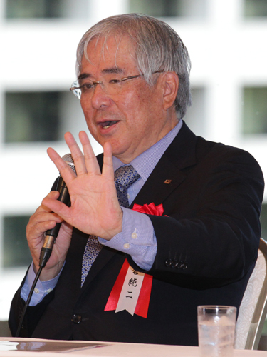 日本サッカー協会の小倉純二名誉会長