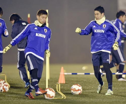 アジア・カップに向けたサッカー日本代表合宿で、練習する香川（右）、乾ら