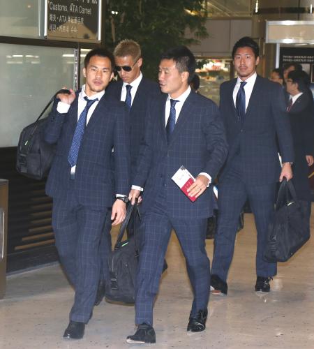 オーストラリアに出発する本田（左から２人目）ら日本代表メンバー