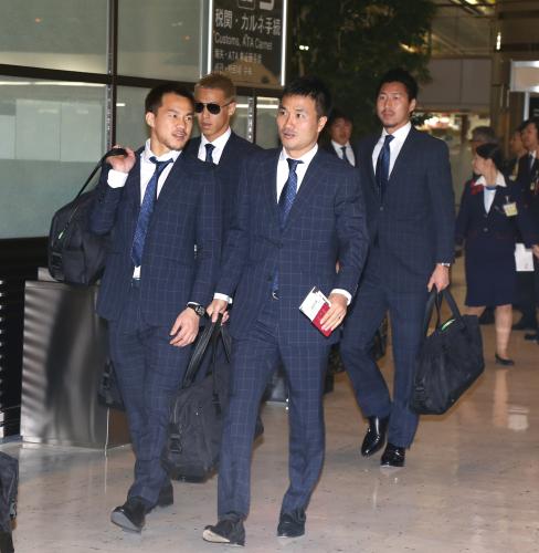 オーストラリアに出発する本田（左から２人目）ら日本代表メンバー