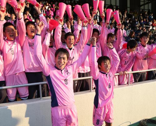 ＜日大藤沢・静岡学園＞ゴールを決めた日大藤沢・前田マイケル純（左）と今井は応援団と笑顔でバンザイする
